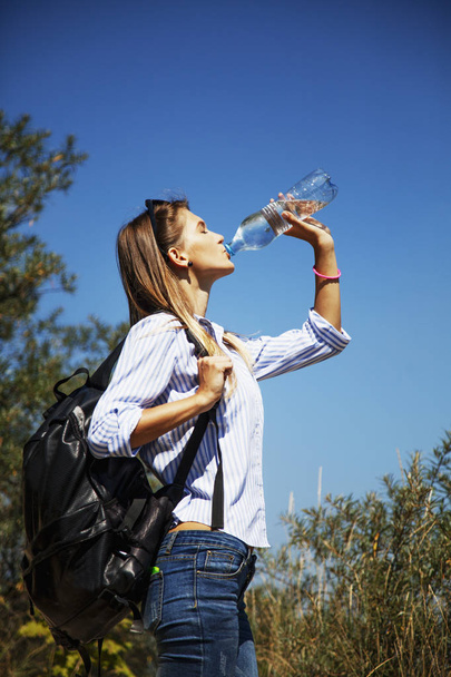 junges schönes Mädchen trinkt Trinkwasser  - Foto, Bild