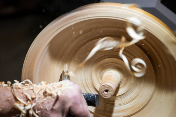 copeaux de bois en mouvement pendant le tournage d'un bol en bois avec ciseau
 - Photo, image