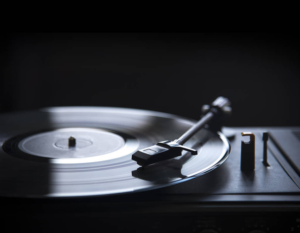 Retro gramofone jogador de vinil sobre fundo preto com copyspace. Design de álbuns de música e trilha sonora Dj
. - Foto, Imagem