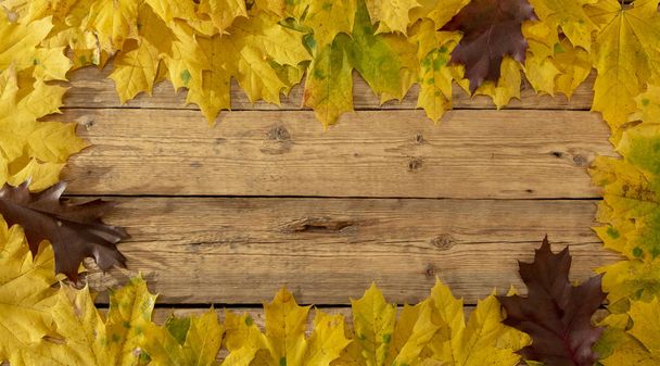 Hojas de otoño sobre fondo de mesa de madera Marco de otoño
. - Foto, imagen