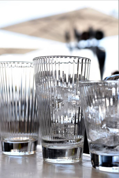 Крижані водяні окуляри на столі
  - Фото, зображення