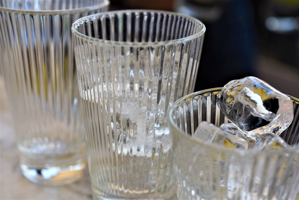 Vasos de agua helada en la mesa
  - Foto, imagen