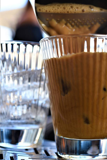  Barista macht Latte oder Cappuccino-Kaffee - Foto, Bild