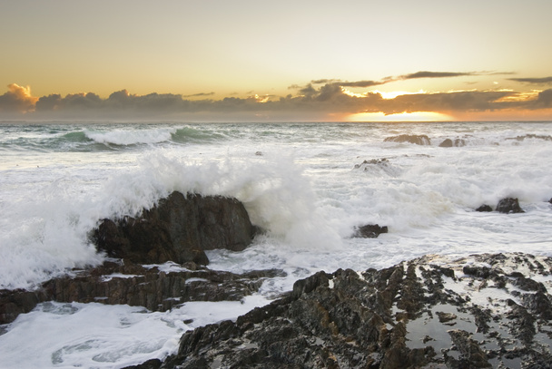 Волны разбиваются на закате
 - Фото, изображение