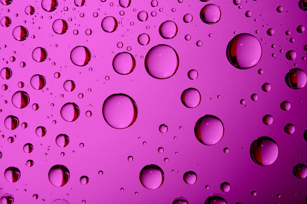 Água gotejada no vidro. Fundo abstrato rosa
 - Foto, Imagem