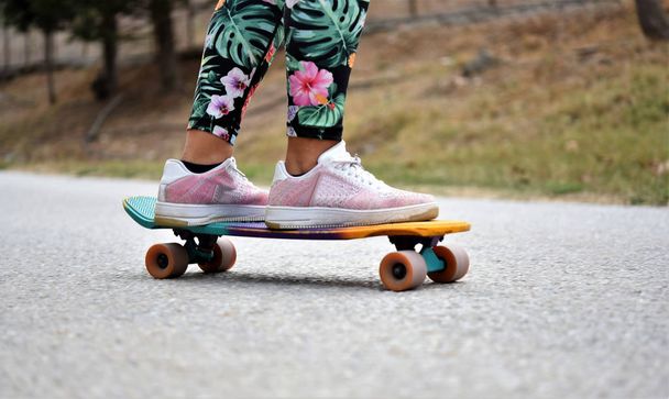 jeune skateboarder s'amuser avec skateboard sur la route
 - Photo, image
