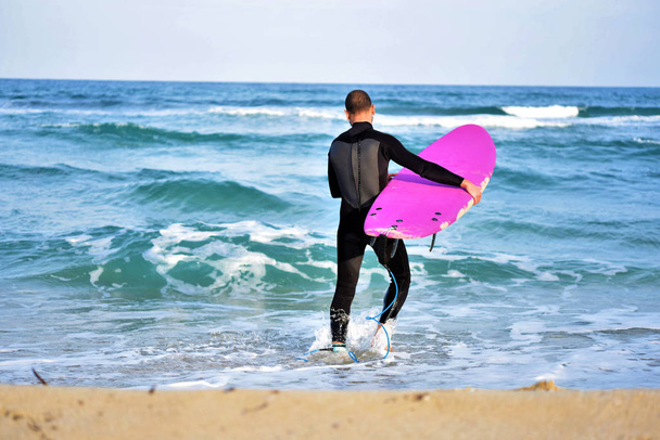 surfeur avec planche de surf sur la plage - Photo, image