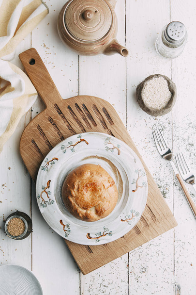 Pies and khachapuri on wooden light background. Food styling and cooking with fresh ingredients. - Foto, Imagem