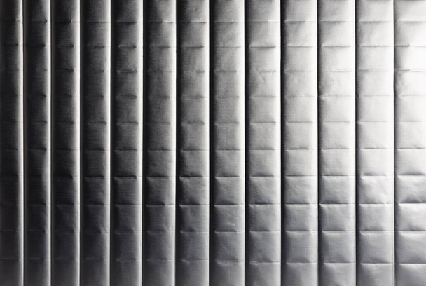 Αφηρημένη ασημί φόντο με οριζόντιες και κάθετες γραμμές, που ανάβει με ένα μαλακό φως. - Φωτογραφία, εικόνα