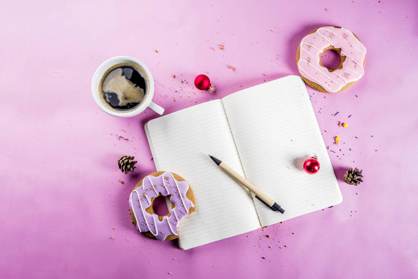 Ruhe- und Entspannungskonzept, Kaffeebecher und Kekse Donut mit Zuckerüberzug, mit Notizblock für Notizen oder Wünsche auf hellem, trendigem Hintergrund, Raum für Text von oben - Foto, Bild