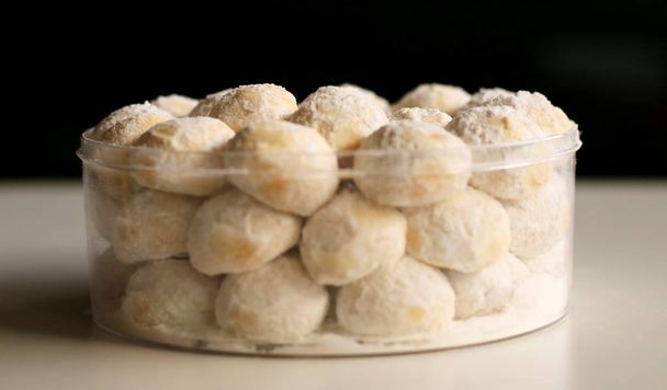 Sneeuw wit Cookies of Kue Puteri Salju. Typische delicatesse voor feestelijke gelegenheden en feestdagen, zoals Lebaran (Eid ul-Fitr), Natal (Kerstmis) en Imlek (Chinees Nieuwjaar). - Foto, afbeelding