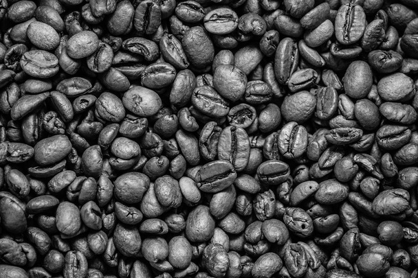 Kaffeekorn (gutes und schlechtes Korn) - Arabica und Robusta-Mischung (geröstetes Kaffeekorn). schwarzer Hintergrund. Ansicht von oben. Kopierraum. - Foto, Bild