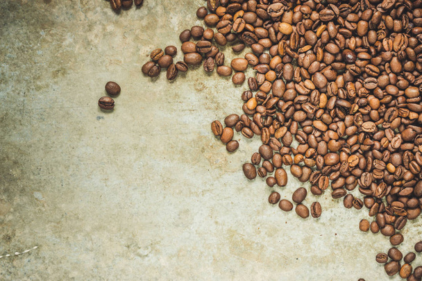 зерно кофе (хорошее и плохое зерно) - смесь Арабика и Робуста (жареное зерно кофе). Чёрный фон. Вид сверху. Копирование пространства
. - Фото, изображение