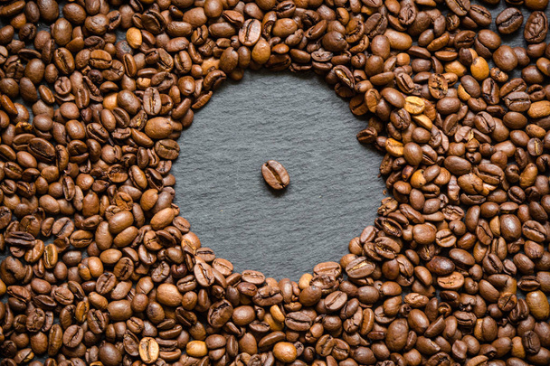 Kaffeekorn (gutes und schlechtes Korn) - Arabica und Robusta-Mischung (geröstetes Kaffeekorn). schwarzer Hintergrund. Ansicht von oben. Kopierraum. - Foto, Bild