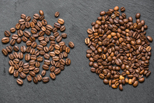 アラビカ種とロブスタ コーヒーの粒 (良い点、悪い穀物) - (ロースト コーヒー穀物) をブレンドします。黒の背景。平面図です。コピー スペース. - 写真・画像