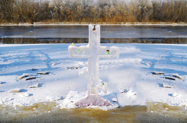 Croix symbole chrétien faite à partir d'un bloc de glace sur le dessus de la glace sur le lac gelé
. - Photo, image