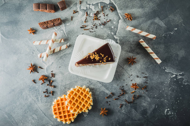 Шоколадний торт з печивом та шоколадом, солодкий цукровий десерт
 - Фото, зображення