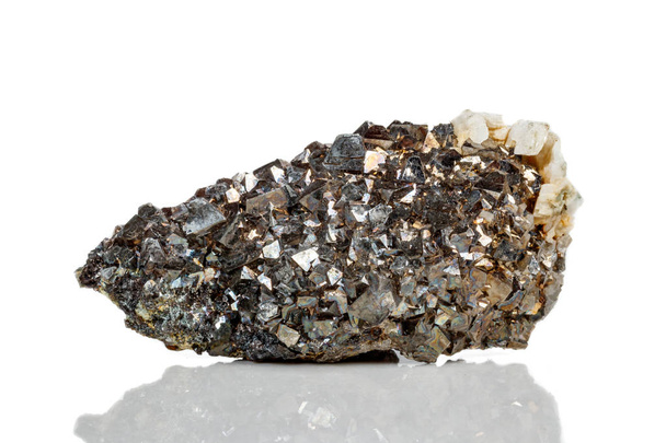 Makro Minerální kámen arsenopyrit na bílém pozadí zblízka - Fotografie, Obrázek