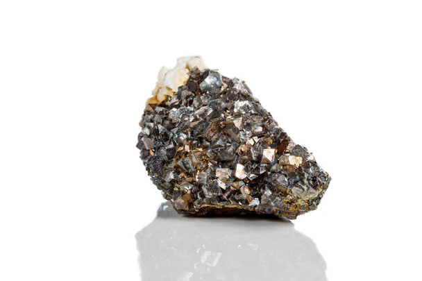 Makro mineraali kivi Arsenopyrite valkoisella pohjalla lähikuva
 - Valokuva, kuva