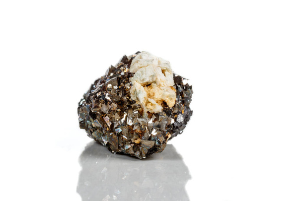 Makro mineral taş Arsenopyrite beyaz bir arka plan üzerinde Kapat - Fotoğraf, Görsel