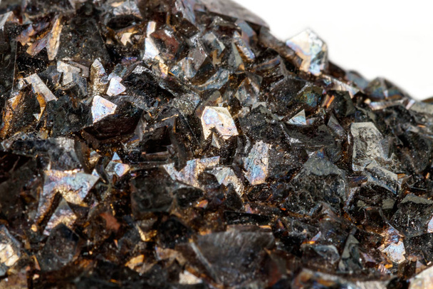 Macro minerale steen arsenopyriet op een witte achtergrond close-up - Foto, afbeelding