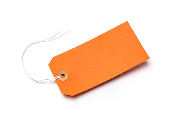Etiqueta de equipaje de cartón o papel naranja aislada en blanco
 - Foto, Imagen