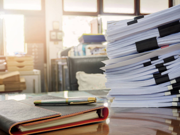 Lähikuva kynä ja yritysten asiakirjat pino pöydällä toimistossa aamulla
 - Valokuva, kuva