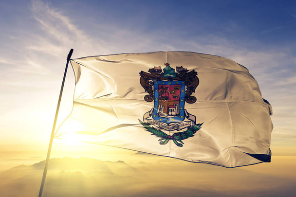 Микоаканский штат Мексика флаг текстильная ткань ткани размахивая на вершине тумана восхода солнца
 - Фото, изображение