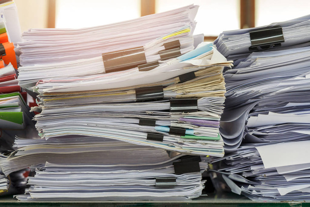 Закрытие стопки бизнес-документов на столе, стопка отчетов - Фото, изображение
