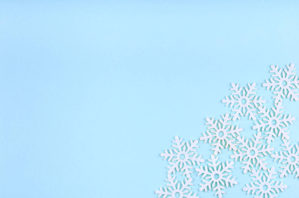 Новогодняя композиция со снежинками. Концепция Рождества. Плоский, вид сверху праздничного натюрморта
. - Фото, изображение