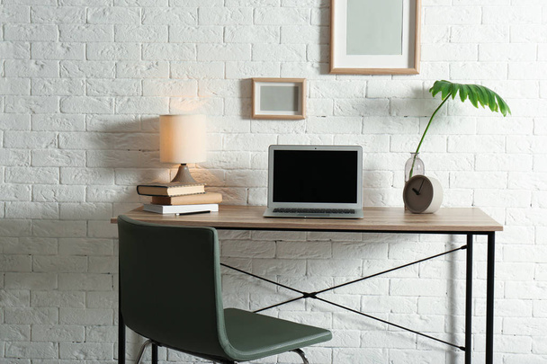 Stílusos munkahely laptop az otthoni irodai asztalon. A tervezési terület - Fotó, kép