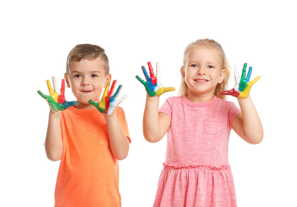 Маленькие дети с раскрашенными руками на белом фоне
 - Фото, изображение