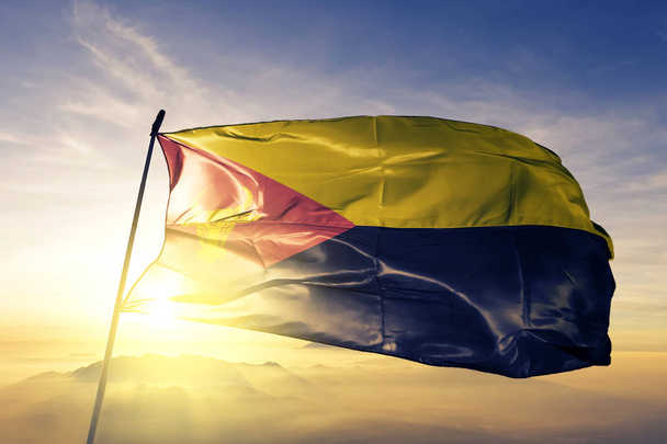 Текстильная ткань флага Анений Ной района Молдовы размахивает туманом на вершине восхода солнца
 - Фото, изображение