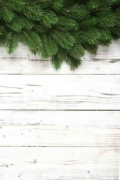Karácsonyi dekoráció, fenyő ágak a fehér fa tábla  - Fotó, kép
