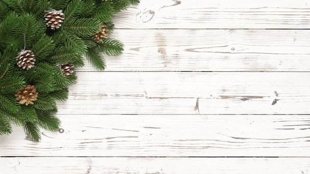 Gałęzie drzewa Fir Boże Narodzenie z ozdoba szyszki sosny - Zdjęcie, obraz