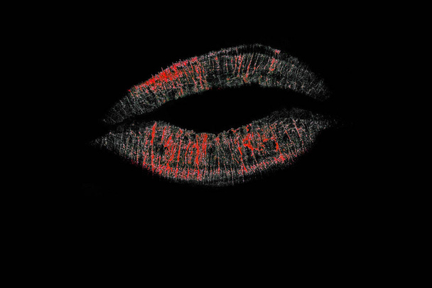 Zwarte lippen met stromende roze lippenstift prints op zwarte achtergrond oppervlak - Foto, afbeelding