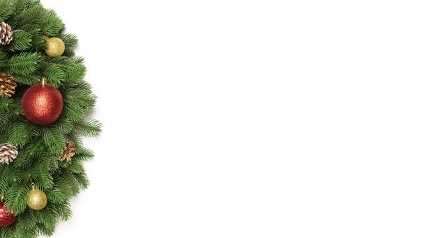 Kerstboom takken geïsoleerd op een witte achtergrond met kopie ruimte voor tekst. Spar met speelgoed kerstballen en kegels van sparren. Bovenaanzicht - Foto, afbeelding