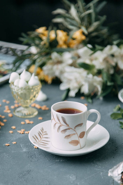 Coffee with mint on a wooden table. Food styling and desserts with flowers. - Foto, afbeelding