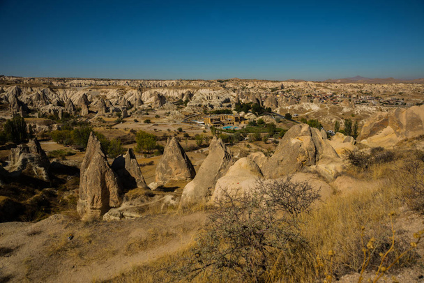 Beautiful landscape with mountains in the form of houses and a pool. Goreme,Cappadocia, Anatolia, Turkey - Foto, Imagen