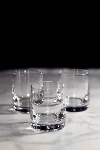 Расслабляющий хрустальный стакан водки на тёмном фоне
 - Фото, изображение