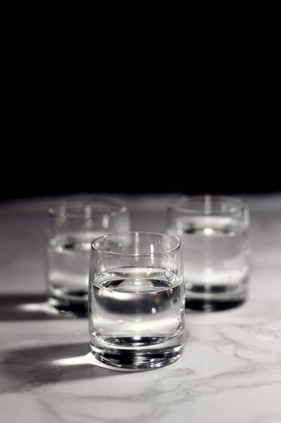 Rentouttava kristalli lasi ampui vodkaa tummalla pohjalla
 - Valokuva, kuva