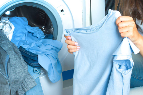 Preparação do ciclo de lavagem. Máquina de lavar roupa, mãos e roupas - Foto, Imagem