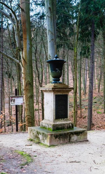 Marianske Lazne, Geoparque, Monumento Wallenstein. Fue puesto en 1836 en honor del distinguido invitado, el conde Ernst von Waldstein-Wartenberg
. - Foto, imagen