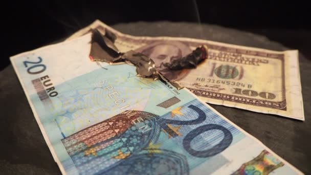 sto dvacet euro spálit v ohni - Záběry, video