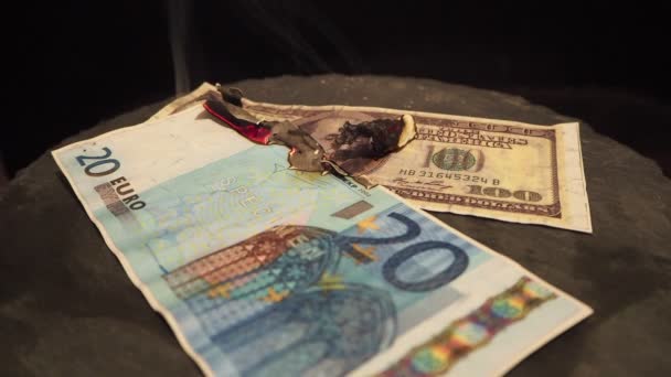 Centoventi euro bruciati nel fuoco
 - Filmati, video