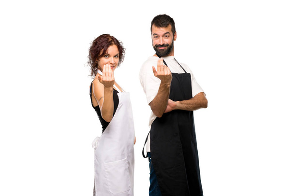 Paar koks presenteren en uitnodigen om te komen met de hand op geïsoleerde witte achtergrond - Foto, afbeelding