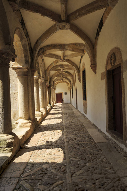 Вид на амбулаторию монастыря Миха, построенную в 16 веке в монастыре Христа, Томар, Португалия
 - Фото, изображение