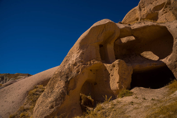 Région de Goreme, Cappadoce, Anatolie, Turquie : Eglise rupestre dans la vallée de Zemi. Paysage avec montagnes en été ensoleillé
. - Photo, image