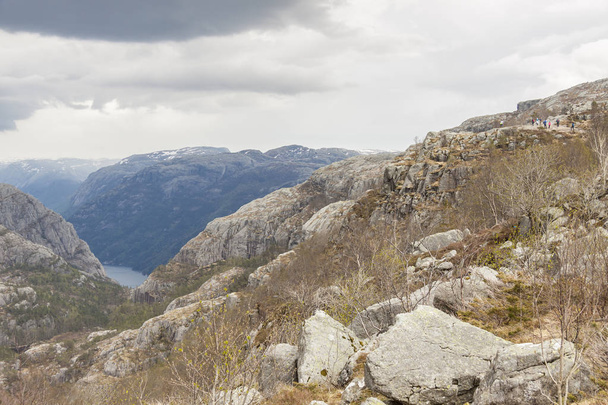 Widok ze szlaku do klifu Preikestolen w Norwegii. - Zdjęcie, obraz