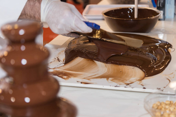 Profesionální příprava tekuté čokoládě: sladký dezert. - Fotografie, Obrázek